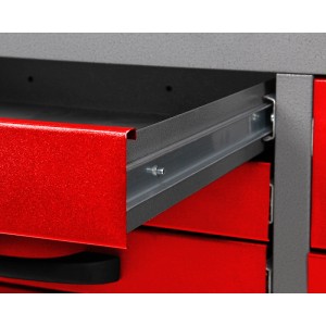 Detailaufnahme: Ausgezogene Schublade der roten Ondis24 Werkbank Konny mit kugelgelagerten Schienen.
