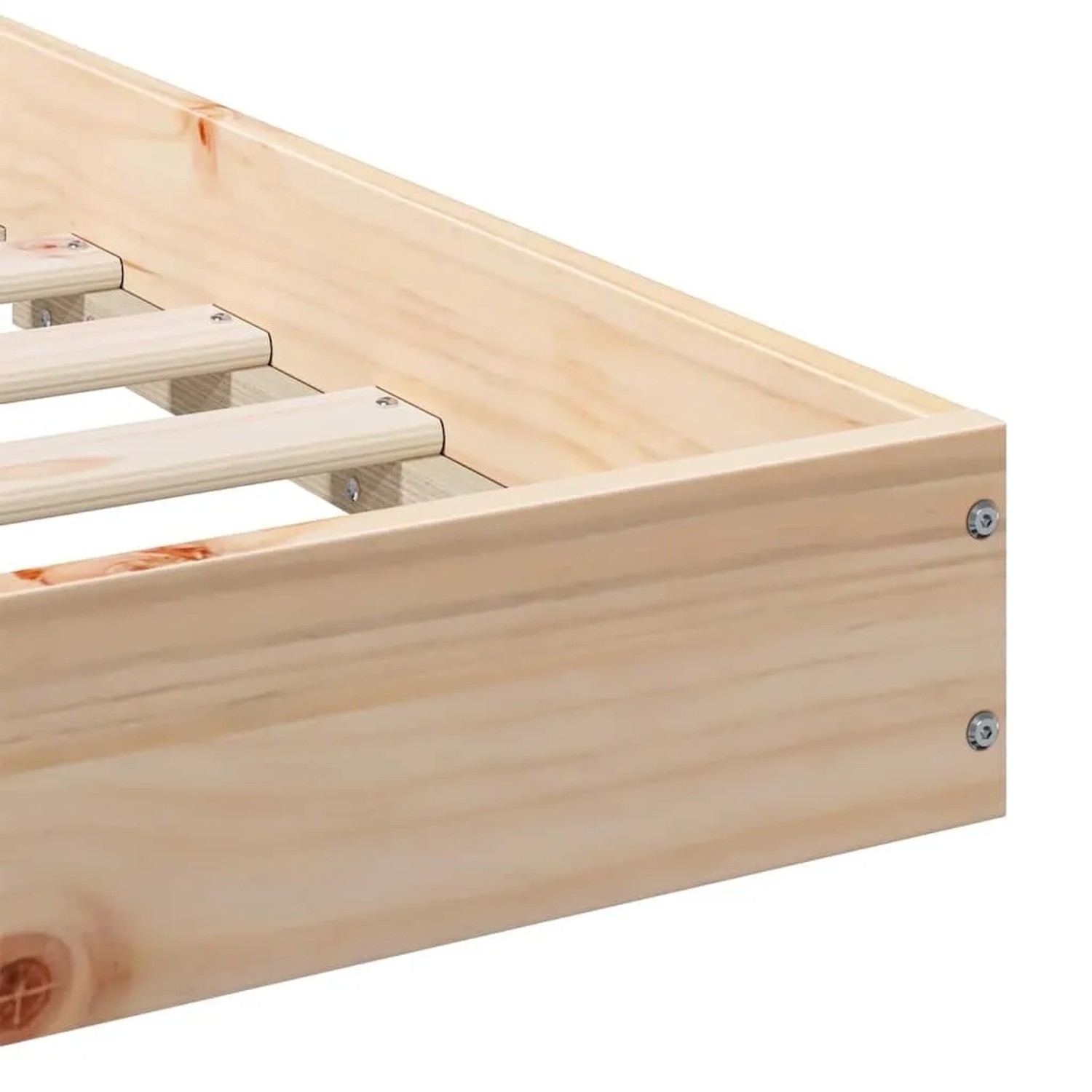 Nahaufnahme eines Bettrahmens aus hellem Massivholz Kiefer mit sichtbarer Maserung und Lattenrost. Stabil und robust.