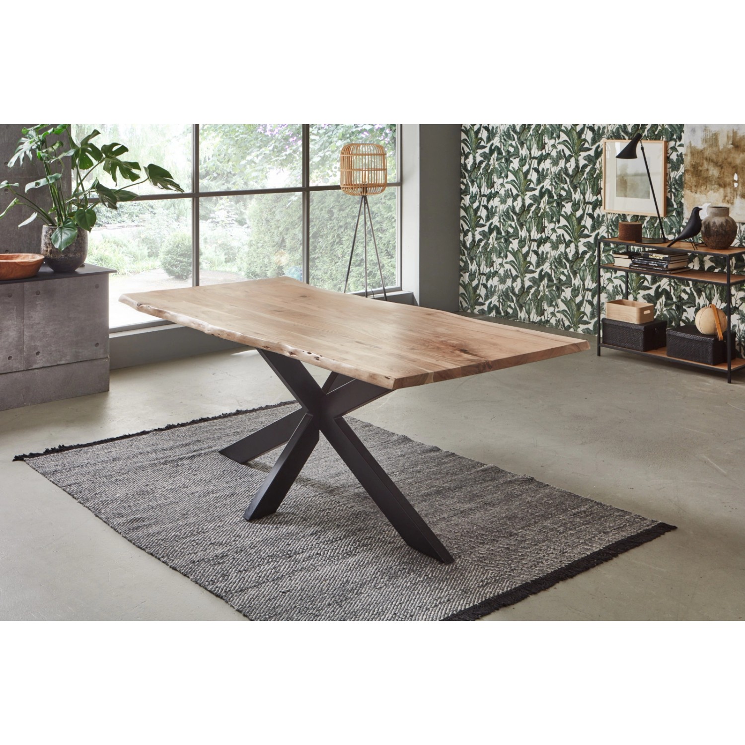 Esstisch: Naturfarbene Akazienholz Tischplatte mit Baumkante auf schwarzem Metallgestell.