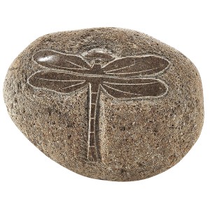 Kobolo Dekostein DRAGONFLY aus Naturstein, handgefertigte Gartenfigur mit Libellen-Motiv.