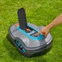 Gardena Sileno life Mähroboter 750 m² in Aktion: Hand bedient das Display auf Rasen.