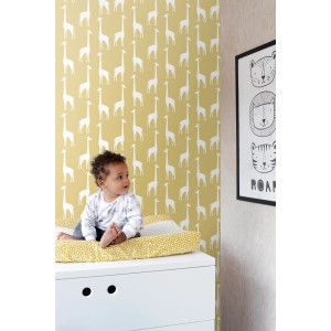 ESTAhome Giraffen Tapete in Ockergelb im Kinderzimmer mit Baby. Dekorative Vliestapete.