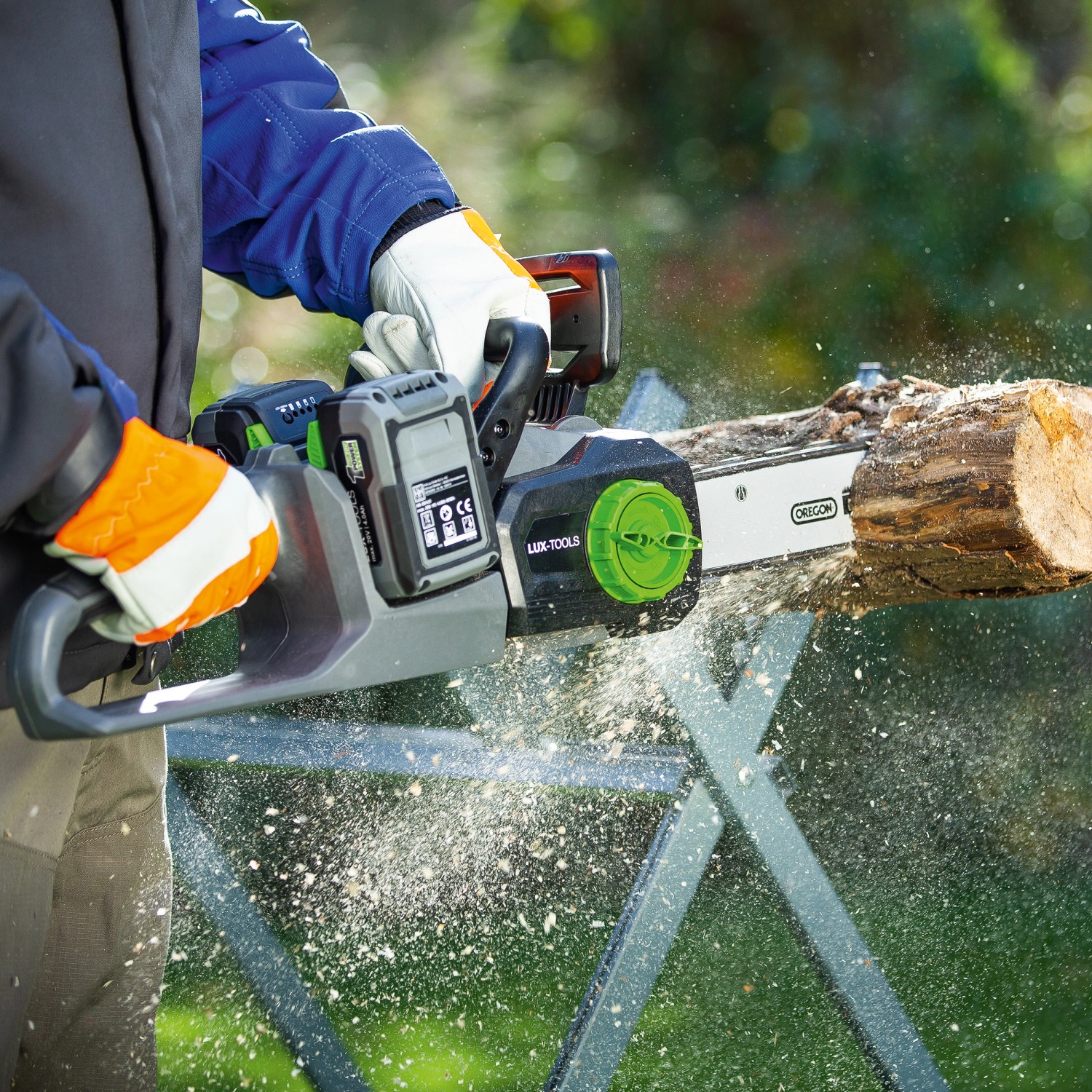LUX Akku-Kettensäge A-KS-2x20/4/30 beim Sägen von Holz. Inklusive Akku und Kette.