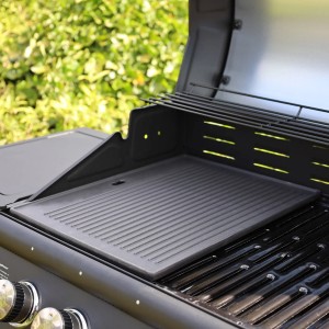 Taino Grillplatte aus Gusseisen als Zubehör für Gasgrill, geriffelte Seite sichtbar.