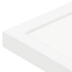 Detailansicht: Weißer Galerierahmen für 4 Fotos (13x13 cm) mit Holzmaserung.
