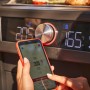 Char-Broil Evolve Elektrogrill mit App-Steuerung und digitalem Display in Nahaufnahme.