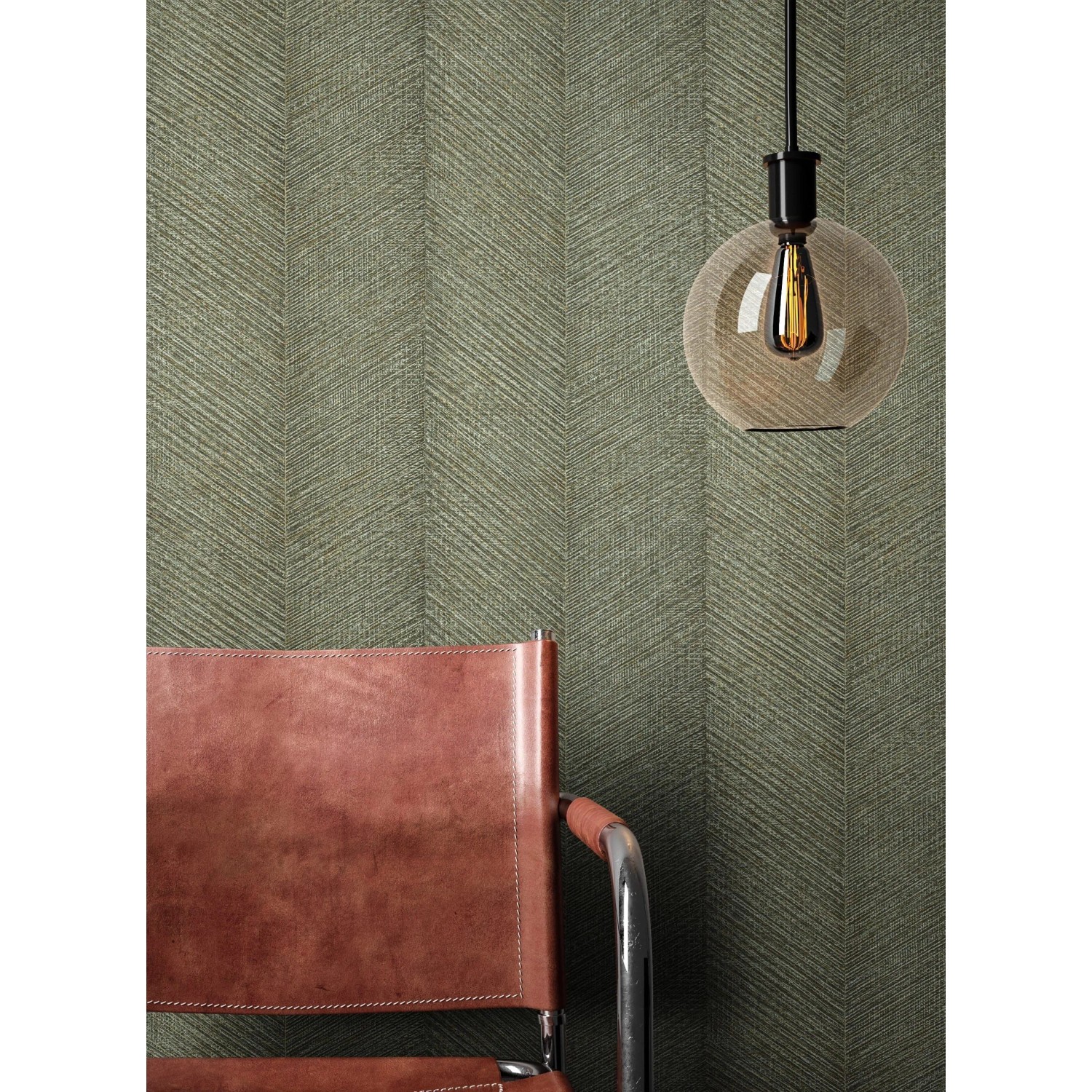 Newroom Vliestapete Kihmo Green mit Streifenmuster, kombiniert mit Lampe und Stuhl.