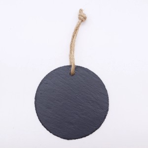 Schwarzes Boltze Dekoschild aus Schiefer, rund, mit Juteband zum Aufhängen, Ø 9 cm.
