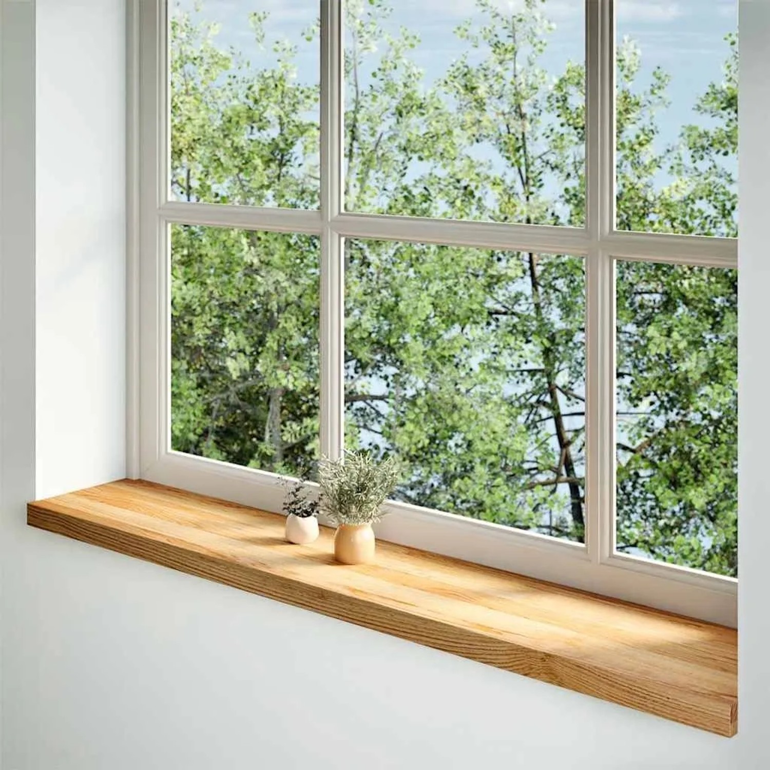 Helle Eichenholz-Fensterbank, 140x30x2 cm, unter einem Fenster. Mit Deko im Wohnraum.