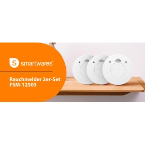 Smartwares Rauchmelder 3er-Set RM520/3: Drei weiße Rauchmelder auf einem Holzregal.
