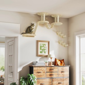 Beige PawHut Katzen Kletterwand Set mit Katze an der Wand montiert.