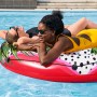 Bestway Badeinsel Fruits of Paradise mit zwei Personen im Pool.