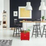 Roter Relaxdays Einkaufstrolley aus Kunststoff mit ausgezogenem Teleskopgriff, gefüllt mit Lebensmitteln, in moderner Küche.