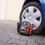 APA Starthilfe Powerpack mit Kompressor beim Aufpumpen eines Autoreifens.
