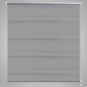 Graues Doppelrollo 140x175 cm mit Seitenzug für variable Lichtsteuerung.