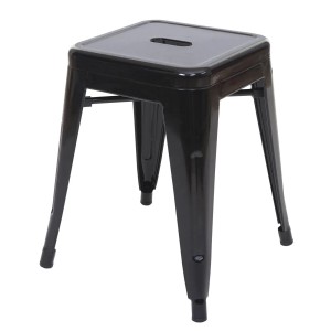 Schwarzer, stapelbarer Metall Hocker im Industrial Design mit einer Sitzhöhe von 46cm.