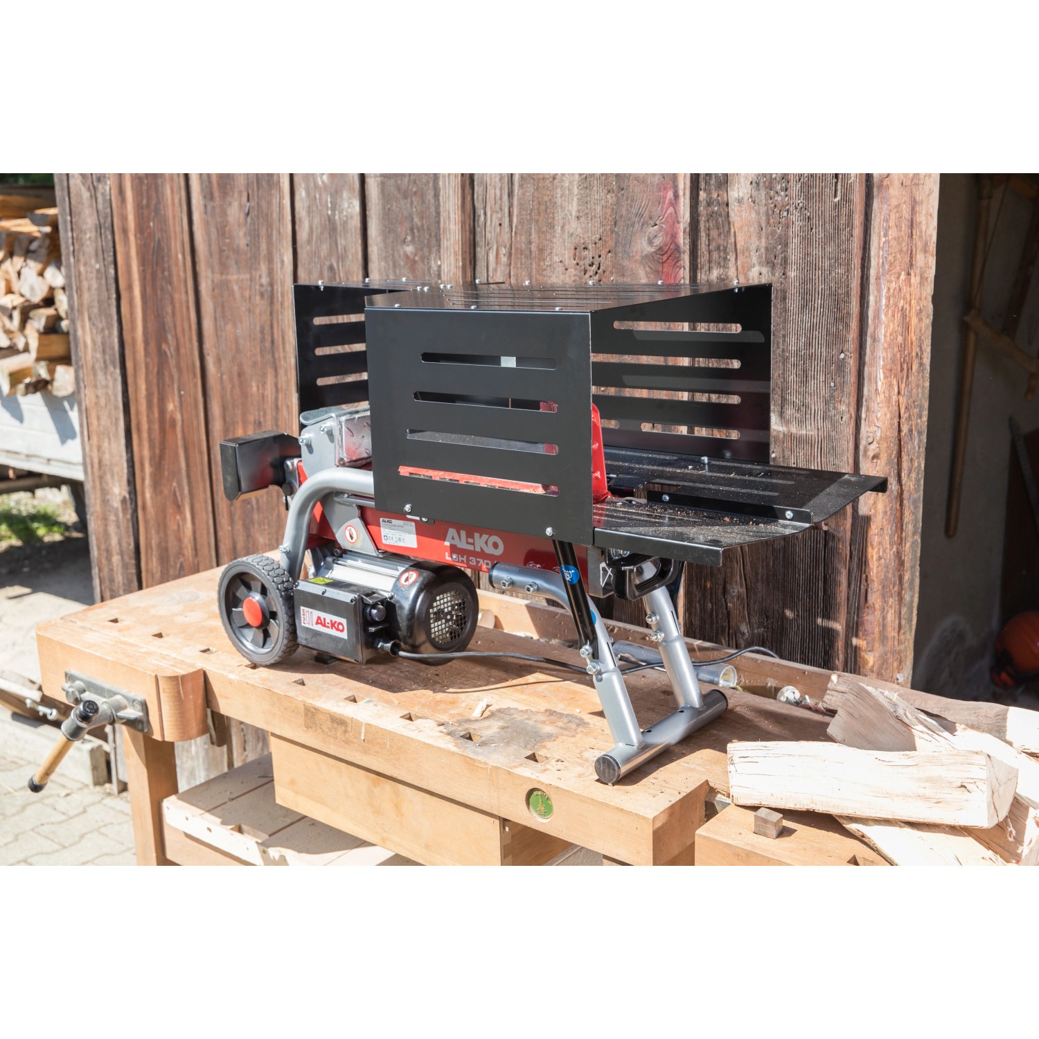 Al-Ko Elektroholzspalter LSH 370/4 auf Werkbank, mit Schutzabdeckung und Rädern. Kompakter Holzspalter.