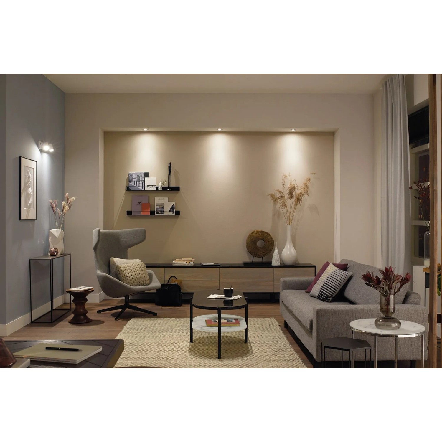 Wohnzimmer mit Philips Hue Milliskin Einbauspots für warmweißes Licht.