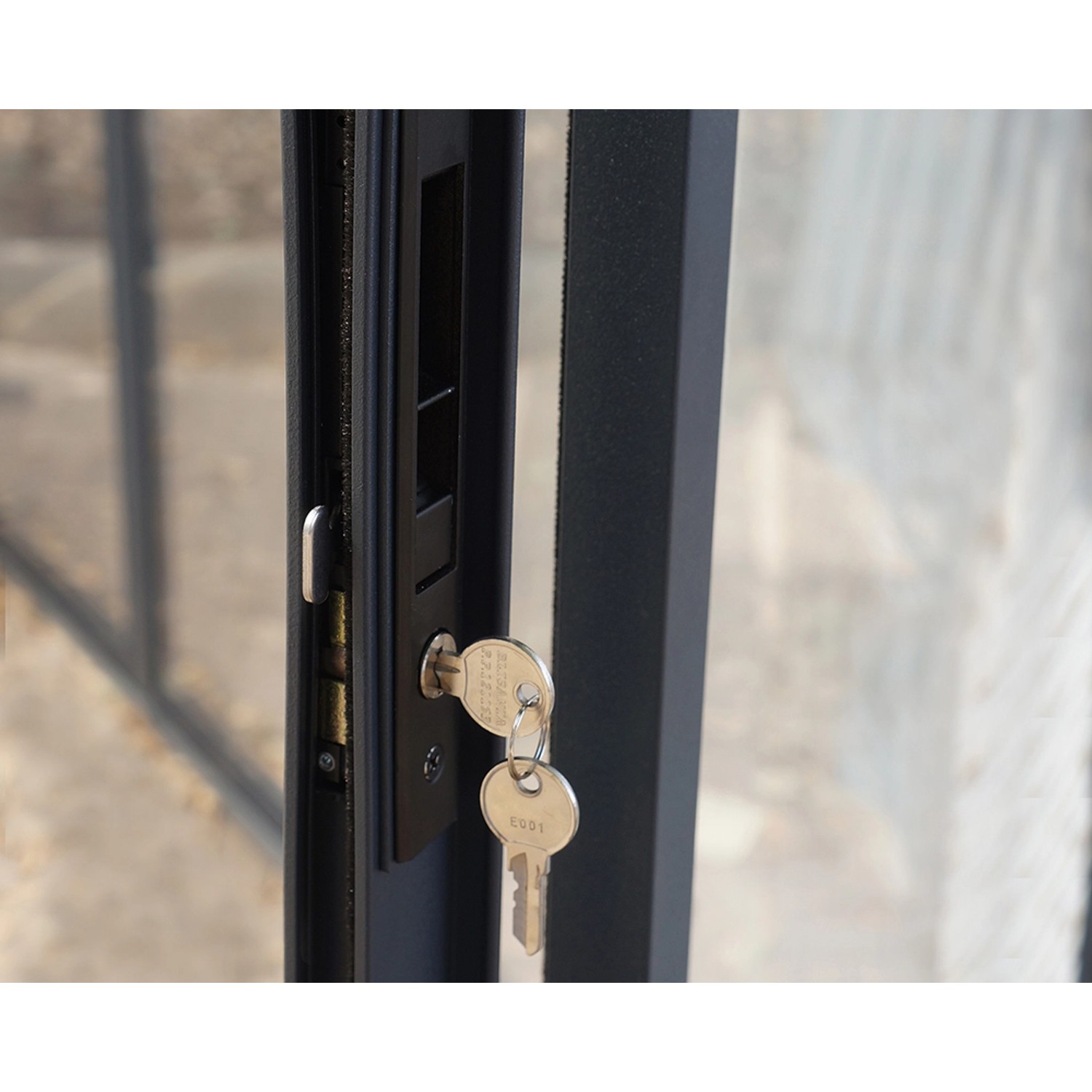Detailaufnahme: Abschließbare Tür des Palram Canopia Ledro Pavillons in Anthrazit mit Schlüssel.