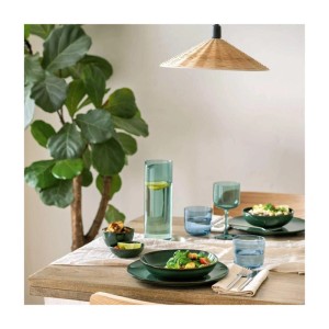 like. by Villeroy & Boch Like Glass Wasserkaraffe/Saftkrug 1l Salbeigrün auf gedecktem Tisch.