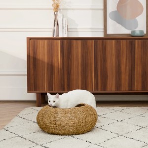 Korbweide Katzenbett/Hundebett in Schüsselform mit weißer Katze im Inneren.