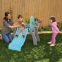 KidKraft 5-in-1 Klettergerüst mit blauer Rutsche, Basketballkorb und Fußballtor. Kinder spielen im Garten.