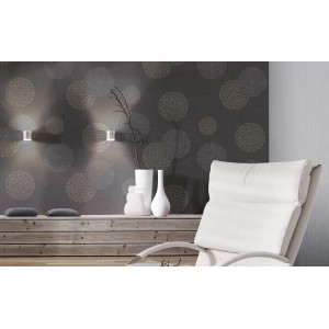 Graue Vliestapete Floral mit Blumenmuster im Wohnraum.