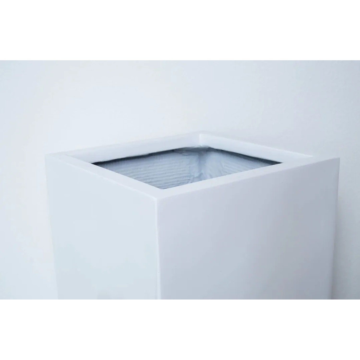 Eleganter, hochglanz-weißer Pflanzkübel Säule aus Fiberglas, 38x38x70cm, für Innen- und Außenbereich.