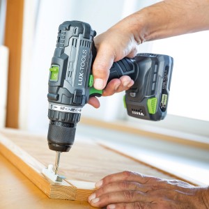 LUX Akku-Bohrschrauber im Einsatz: Schrauben mit Akku-Maschinenset in Holz drehen.