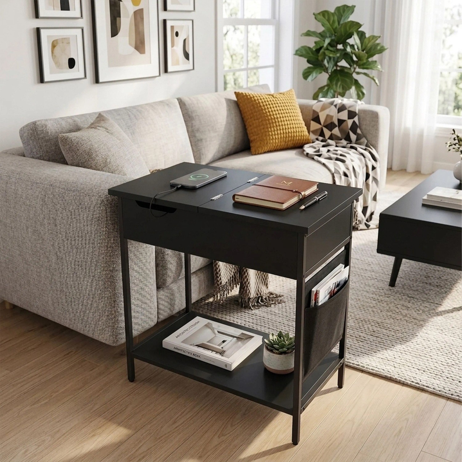 Schwarzer Relaxdays Beistelltisch aus MDF mit Eisenbeinen, Steckdose & USB. Mit Ablagen & Seitentasche neben Sofa.