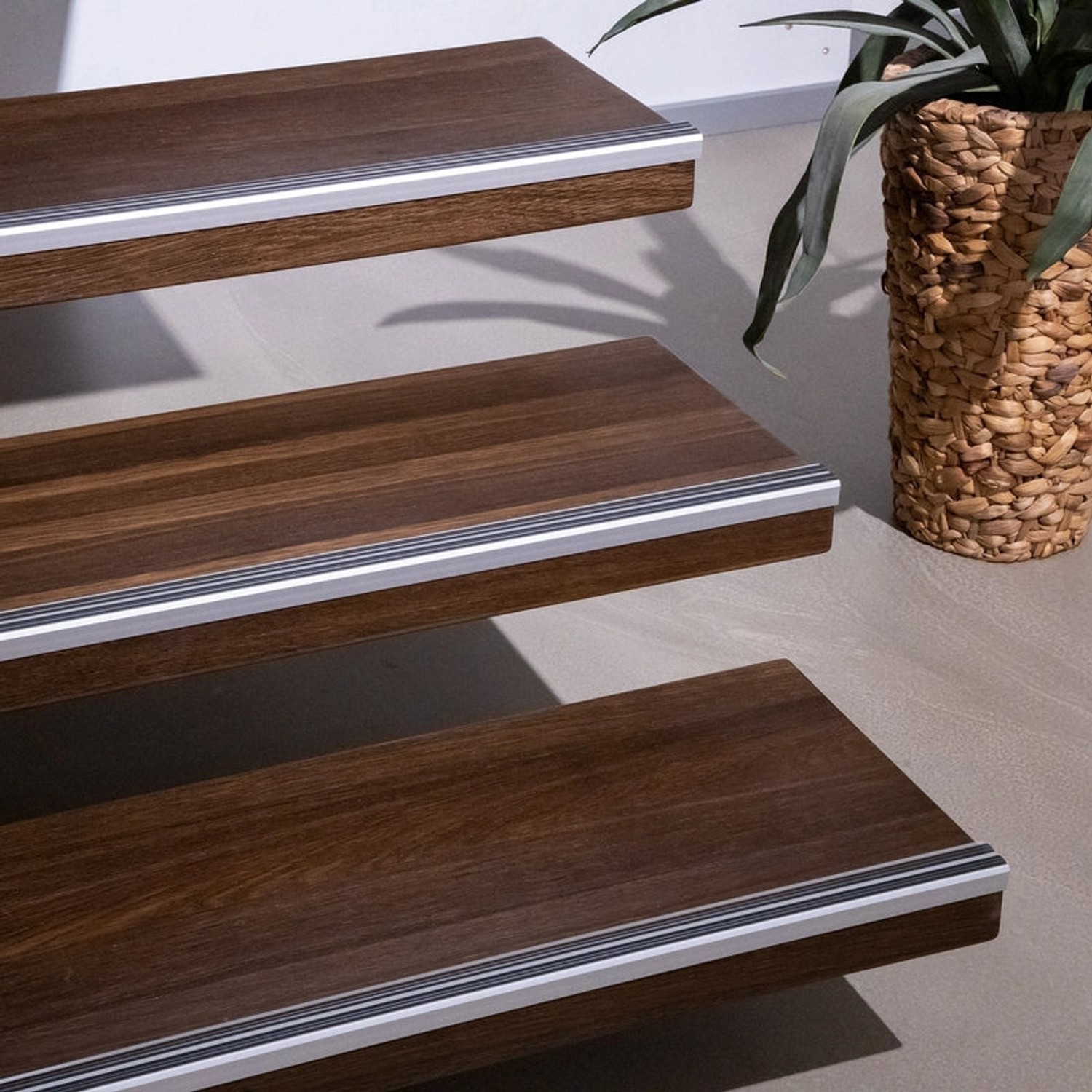 Treppenstufen mit grauen KARAT Treppenkantenprofilen Power Grip und Doppelgummieinlage.