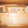 Bausatz für ein Dobar Insektenhotel Landhaus Komfort mit Holzteilen, Dübeln, Schrauben und Leim.