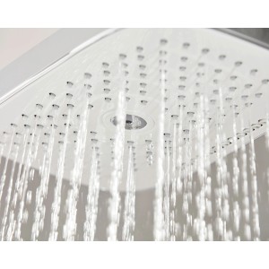 Detailaufnahme der Raindance Select E 300 Kopfbrause von Hansgrohe im Brauseset mit Wasserstrahlen.