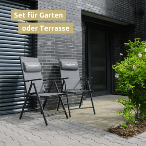 Zwei graue Klapp-Gartenstühle mit verstellbarer Rückenlehne auf einer Terrasse. Robustes Stahlgestell.