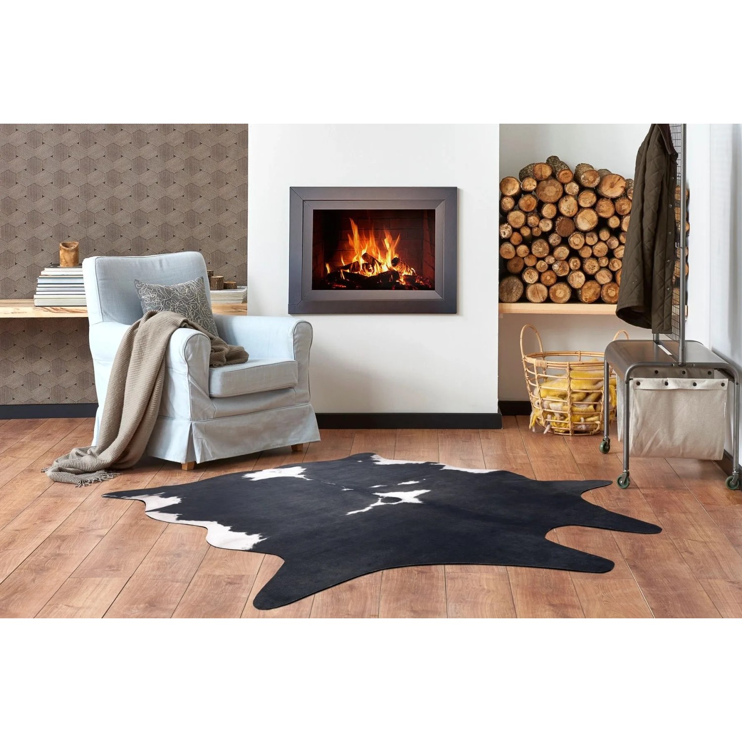 Schwarzer RugsX Teppich in Form eines Rindsleders (100x150cm) im Wohnzimmer.