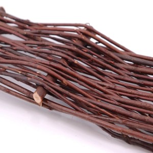 Detailaufnahme von 10 Weiden-Beeteinfassungen (je 50cm) von Aquagart. Natürliche Beetbegrenzung.