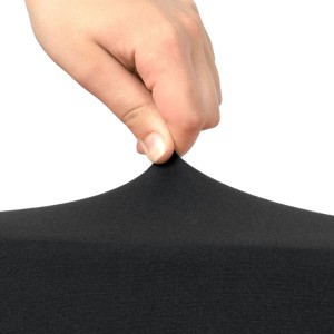Hand zieht schwarzen Stretch-Stoff, zeigt Elastizität der Biertischhusse für optimale Passform.