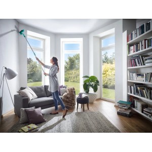 Frau reinigt Ecke mit Leifheit Wand- und Deckenbesen Dusty mit Teleskopstiel.