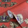 Glööckler Vliestapete in Rot-Gold mit Krone, Blattmotiv und Wappenoptik.