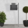Moderner ECD Germany Standbriefkasten, anthrazit/silber, mit Zeitungsfach und silbernem Standfuß.