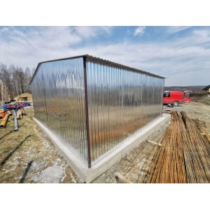 Großes Liderstal Gerätehaus aus glänzendem Zinkblech, 600x600 cm Metallgarage mit Seitengiebeldach auf Fundament.