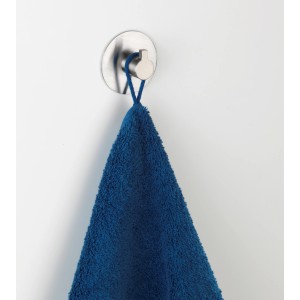 Wenko Strip-It Wandhaken Rina, Edelstahl matt mit blauem Handtuch.