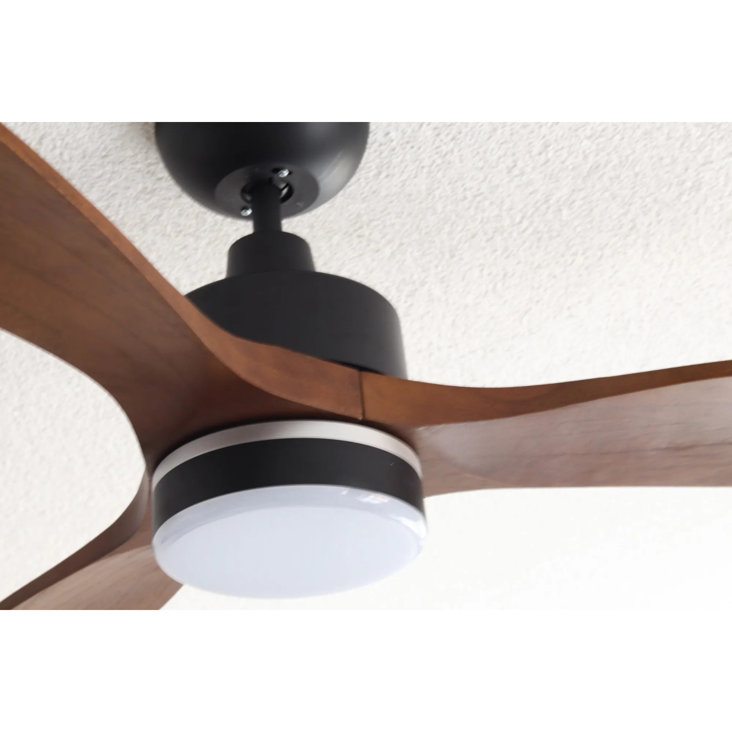 Pepeo Deckenventilator Notos 132cm mit LED-Beleuchtung, dunklem Holzdekor und schwarzem Gehäuse.