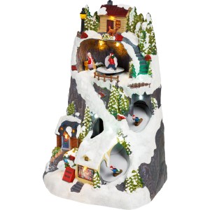 Beleuchtetes OBI Weihnachtsdorf mit Ski-Landschaft, Schnee, Häusern und Figuren. Mehrfarbige Weihnachtsdekoration.
