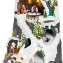 Beleuchtetes OBI Weihnachtsdorf mit Ski-Landschaft, Schnee, Häusern und Figuren. Mehrfarbige Weihnachtsdekoration.
