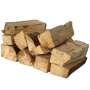 Gestapeltes Nadelholz im Sack, ca. 12,5 dm³, für Kamin und Feuerschale.