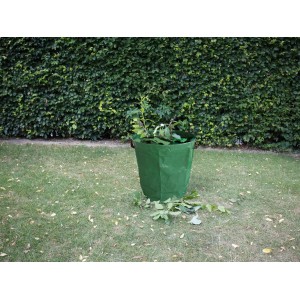 Grüner Gartenabfallsack (265 l) aus Polypropylen, gefüllt mit Gartenabfällen auf einer Rasenfläche.