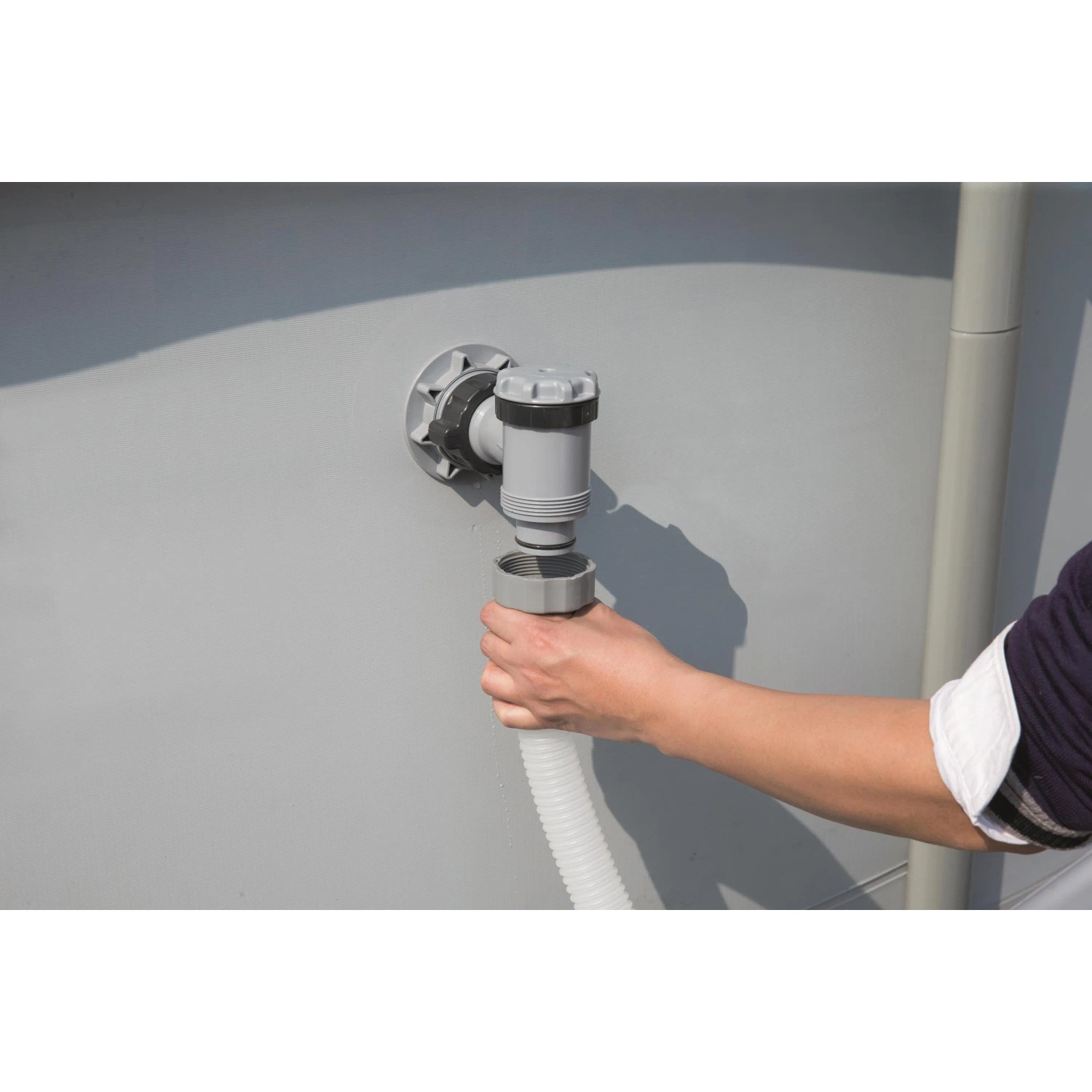 Anschluss der Bestway Solar Poolheizung an einen Pool mit Schlauch.
