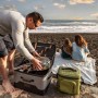 Petromax Camping-Box Catago mit Inhalt am Strand. Camping & Zubehör für Outdoor-Abenteuer.