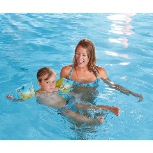 Kind mit gelben Paw Patrol Schwimmflügeln im Wasser. Schwimmhilfe für Kinder von Happy People.